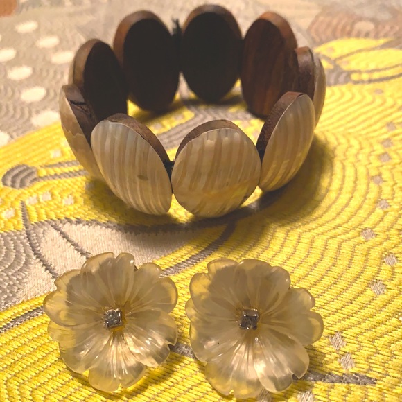 Flower Clip On Earrings & Shell Imitation Bracelet - Picture 2 of 4
